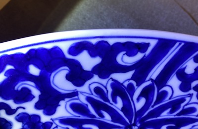 Un plat en porcelaine de Chine en bleu et blanc &agrave; d&eacute;cor de rinceaux de lotus, Kangxi
